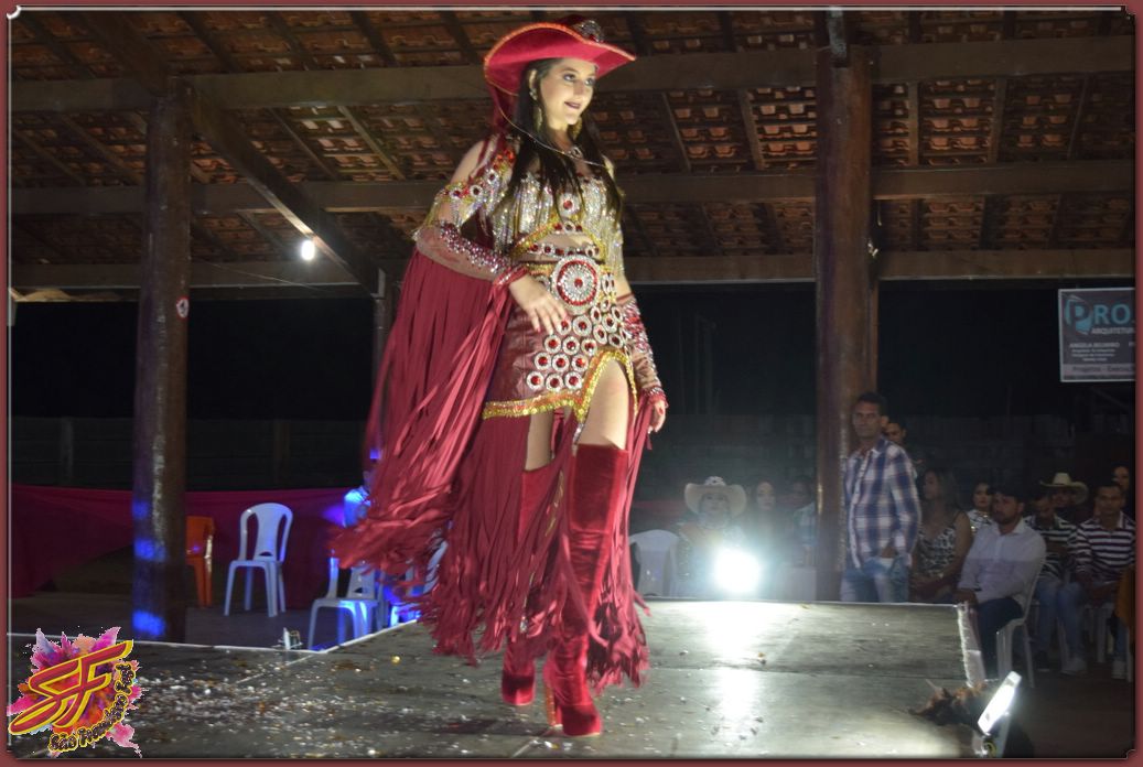 DESFILE DA RAINHA DA EXPOVALE 2019